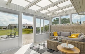 Televisión, chimenea y estéreo 