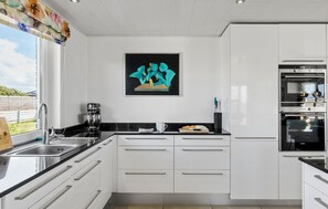 Fridge, microwave, oven, stovetop - Beautiful home in Thisted with WiFi (Thisted)