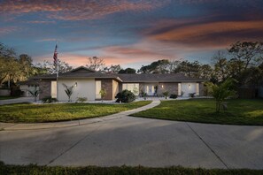 Exterior - Deluxe House with 3 bedrooms, 2 bathrooms & Heated Pool (New Port Richey)