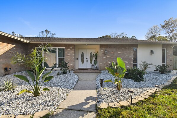 Exterior - Deluxe House with 3 bedrooms, 2 bathrooms & Heated Pool (New Port Richey)