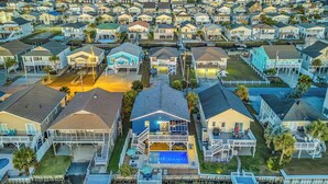 A residential area with houses, a swimming pool, and a dock. - Waterfront Home: 4 min walk to beach, Pool & Mini-Golf (North  Myrtle Beach)