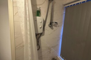 Een douche, handdoeken
