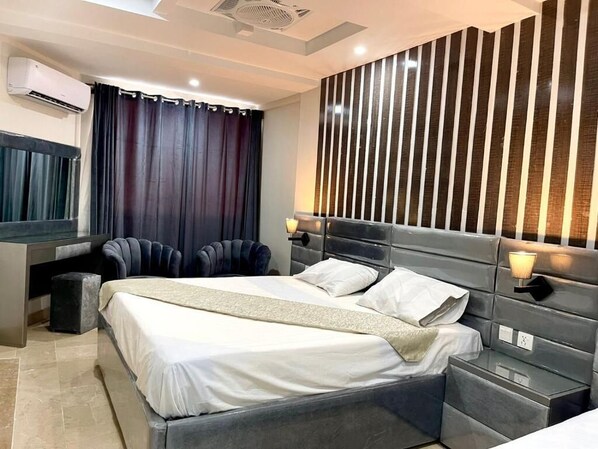 Deluxe Double Room | Soundproofing, iron/ironing board, free WiFi - Hotel H6 (Rawalpindi)