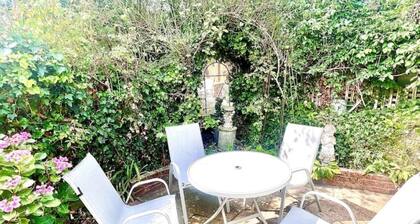 Arundel cottage with garden & balcony