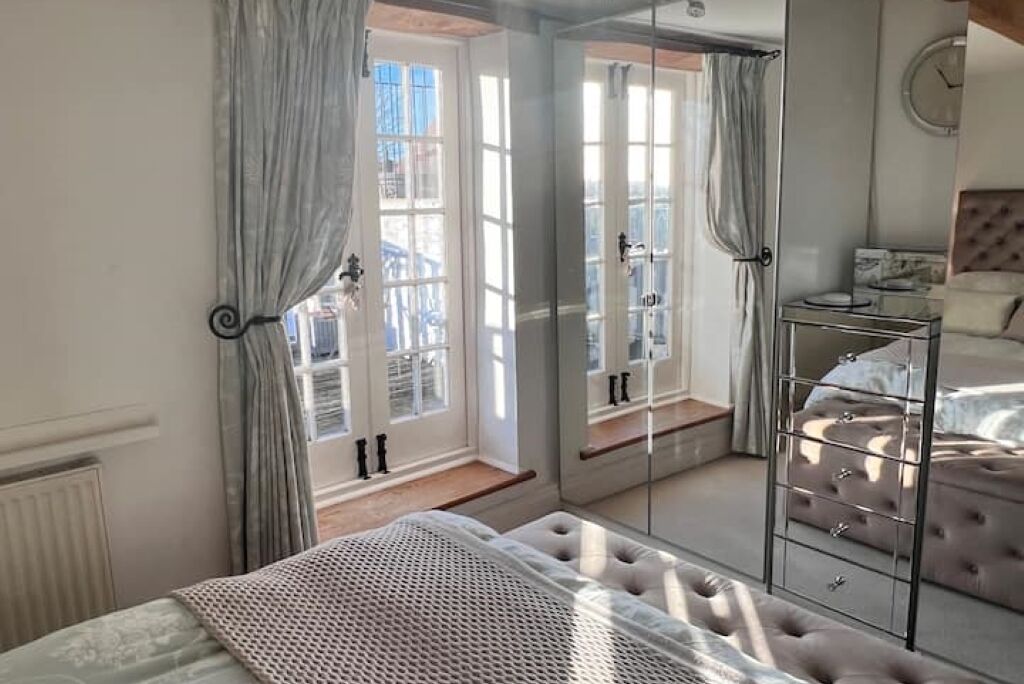 3 bedrooms, desk, iron/ironing board, travel crib