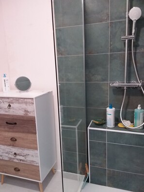 Een douche, een haardroger, zeep