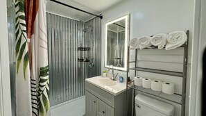 Douche, séchoir à cheveux, serviettes fournies, savon