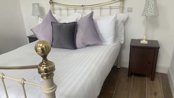 5 bedrooms, iron/ironing board, internet