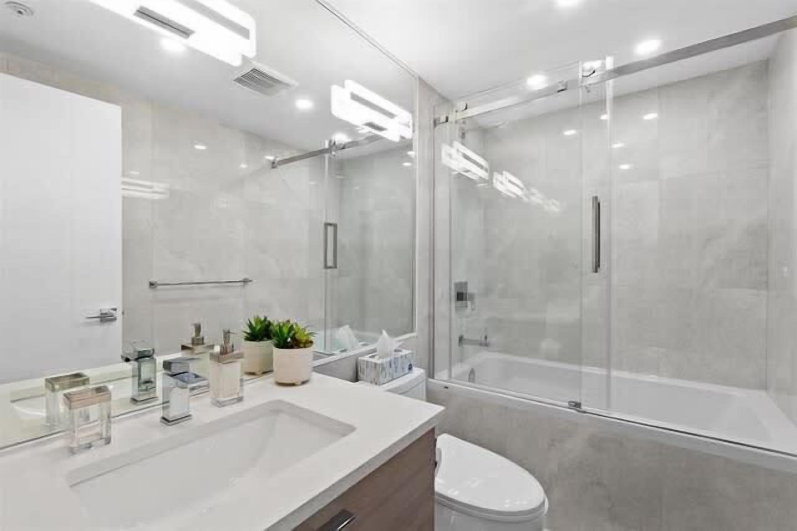 Douche, séchoir à cheveux, serviettes fournies