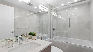 Douche, séchoir à cheveux, serviettes fournies