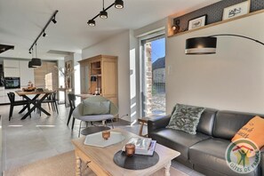 Fernseher, Bücher, Arbeitsbereiche