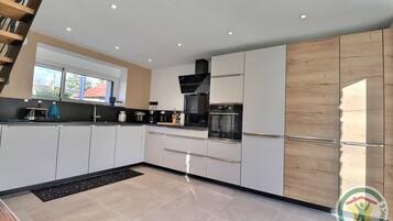 Een koelkast, een magnetron, een oven, een kookplaat