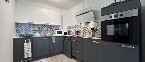 Kühlschrank, Mikrowelle, Ofen, Herdplatte