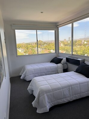 2 habitaciones, tabla de planchar con plancha, wifi y ropa de cama