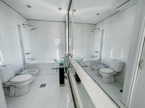 Secadora de cabello, bidet, toallas, jabón