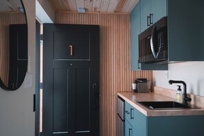 Kjøleskap, mikrobølgeovn, kokeplater og oppvaskmaskin