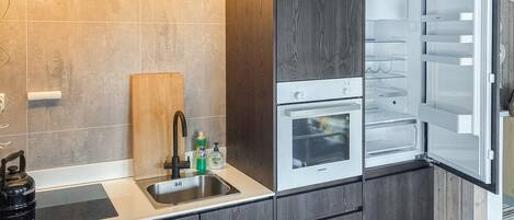 Fridge, coffee/tea maker