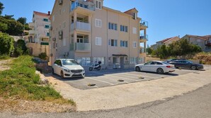 Un edificio residencial de varios pisos con estacionamiento.