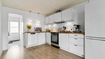 Refrigerador, parrilla de estufa, lavavajillas y cafetera y tetera