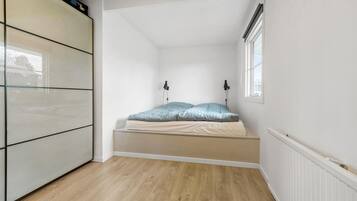 2 bedrooms, iron/ironing board, WiFi (free)
