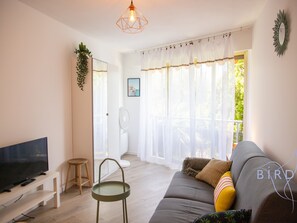 TV, tavolo da ping pong