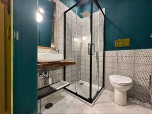 ห้องสแตนดาร์ดดับเบิล | ห้องน้ำ | ฝักบัว, เรนชาวเวอร์, ของใช้ในห้องน้ำฟรี, ไดร์เป่าผม