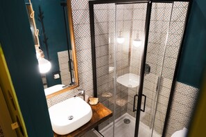 Standard Double Room | Bathroom | Shower, rainfall showerhead, free toiletries, hair dryer - I Leoni di Rosaroll (Naples)