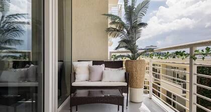 Bright Sleek condo with wonderful skyline view