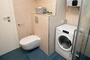 Apartamento luxo | Banheiro | Chuveiro, secador de cabelo, toalhas de banho 