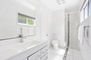 Secador de cabelo, toalhas de banho, papel higiênico