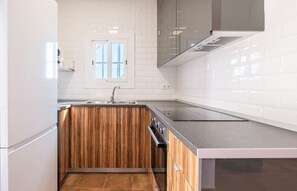 Réfrigérateur, plaque de cuisson, lave-vaisselle, cafetière/bouilloire