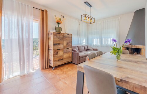 Cozy home in Pontons with WiFi