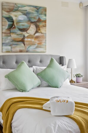 2 habitaciones, escritorio, tabla de planchar con plancha y wifi gratis 