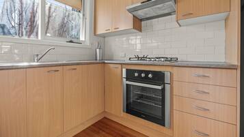 Grand réfrigérateur, micro-ondes, four, lave-vaisselle