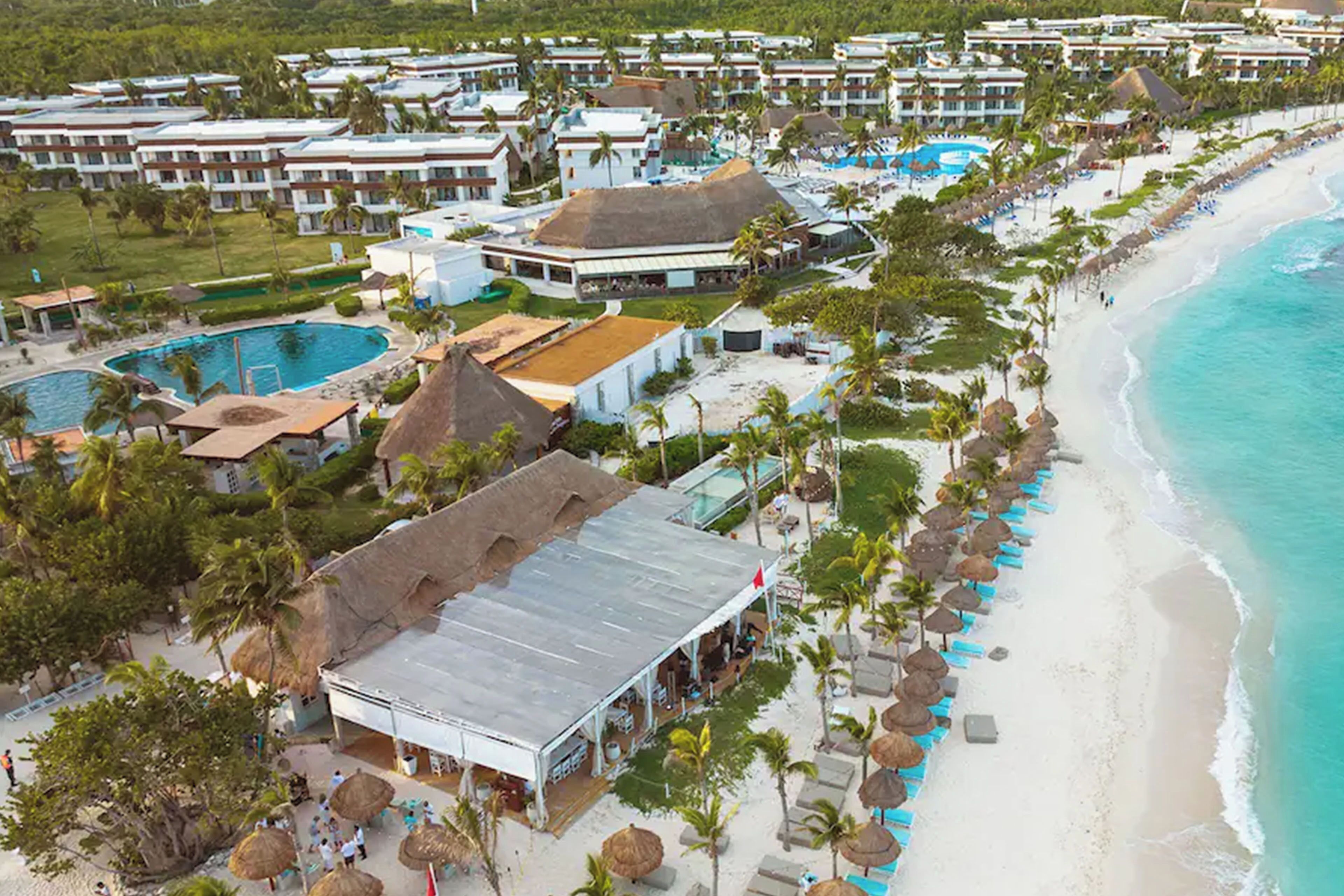 Chaises longues, serviettes de plage