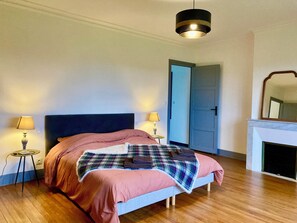 5 bedrooms, in-room safe, iron/ironing board, bed sheets