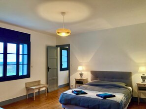 5 chambres, fer et planche à repasser, literie fournie