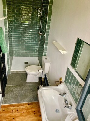 Douche, séchoir à cheveux, serviettes fournies