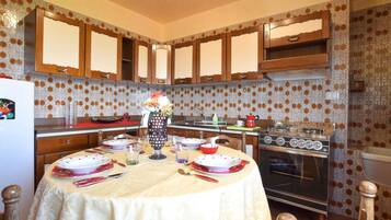 Fridge, oven, stovetop