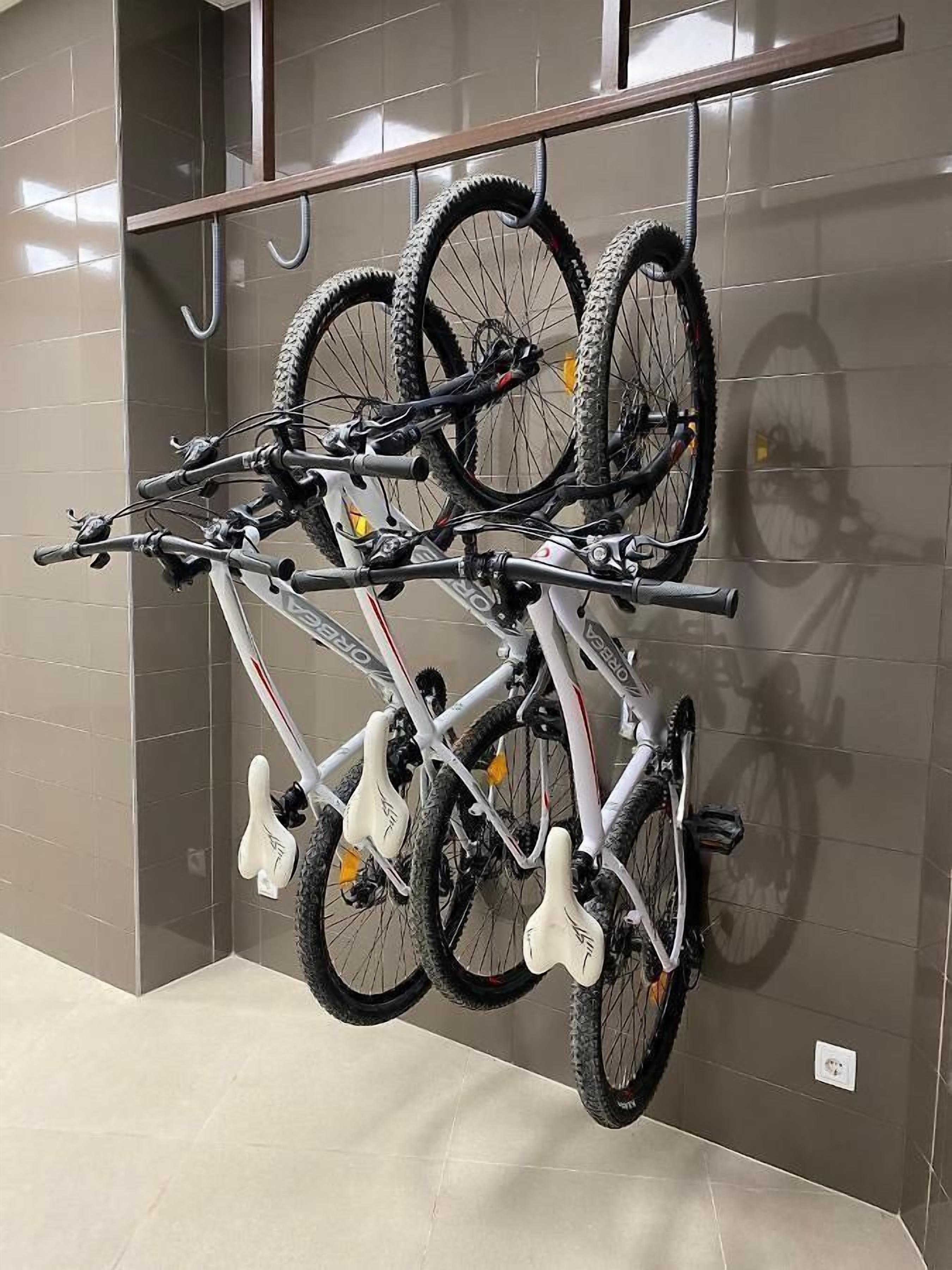 Ein Fahrradständer mit zwei darauf abmontierten Fahrrädern.
