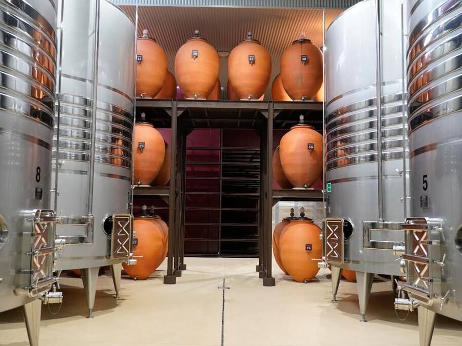 Zona d'emmagatzematge amb grans dipòsits metàl·lics i recipients ceràmics més petits, probablement per a vi o cervesa.
