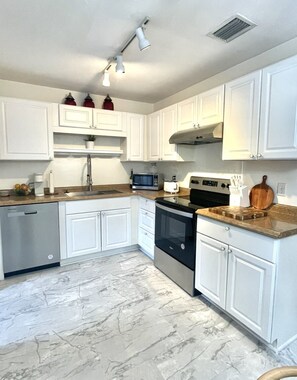 Private kitchen - Stylish Comfy Bungalow- 10 minutes to the beach. Backyard w/ deck & Grill.  (West Palm Beach)