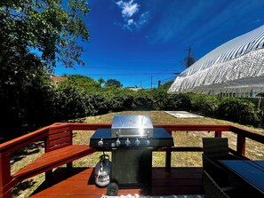 Outdoor dining - Stylish Comfy Bungalow- 10 minutes to the beach. Backyard w/ deck & Grill.  (West Palm Beach)