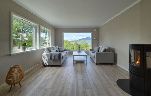 Nice home in Vikebygd with house sea view