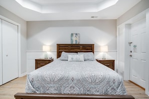 2 bedrooms, iron/ironing board, travel crib, WiFi - Beach Sunrise: Walk to Downtown & Lewes Beach (Lewes)