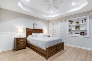 2 bedrooms, iron/ironing board, travel crib, WiFi - Beach Sunrise: Walk to Downtown & Lewes Beach (Lewes)