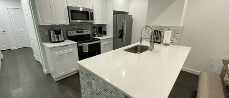 Kühlschrank, Mikrowelle, Ofen, Herdplatte