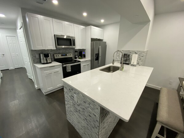 Réfrigérateur, micro-ondes, four, plaque de cuisson