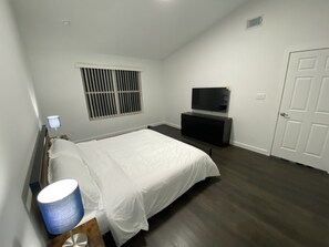 3 bedrooms, in-room safe, iron/ironing board, free WiFi - Very close to all Disney Parks, restaurants, shops, the iconic Old Town & more! (Kissimmee)