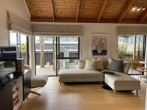 Smart TV - Stylish child friendly beach home at Omaha (Omaha)